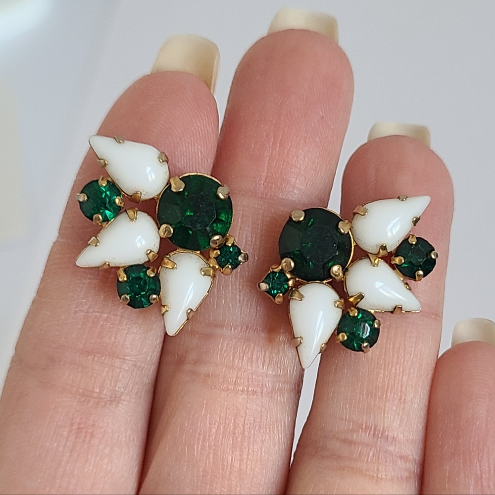 Vintage Mid Century Mod Gold Emerald Green Rhinestone Flower Clip On Earrings - Picture 8 of 8